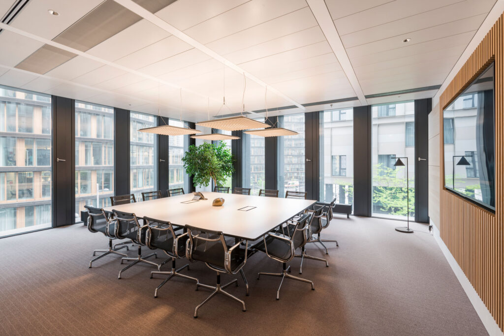 segmented table, ray und charles eames table, alu chairs