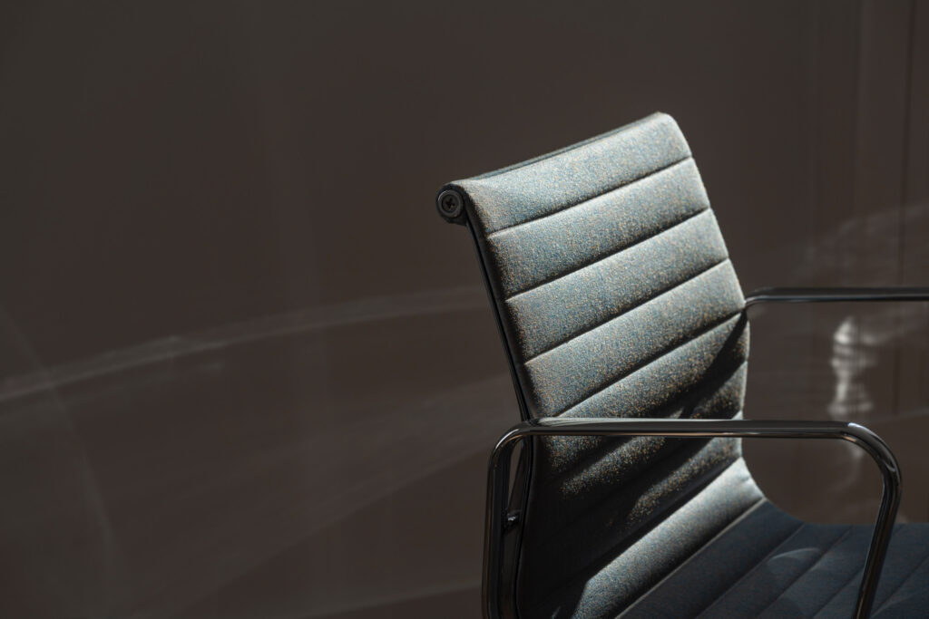 Eames Stuhl mit Kvadrat Stoff, Designklassiker mit changierendem Stoff, Eames Aluminium Chair individuell bezogen, maßgefertigte Bezüge für Designmöbel