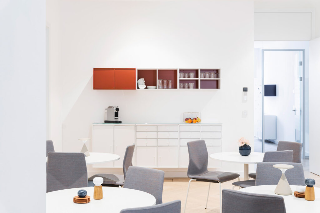 Kantine, Kantinenmöbel, gemneinsames arbeiten, gemeinsames essen