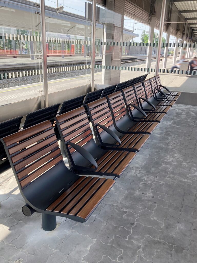 Wartebank Bahnhof Wartezonen