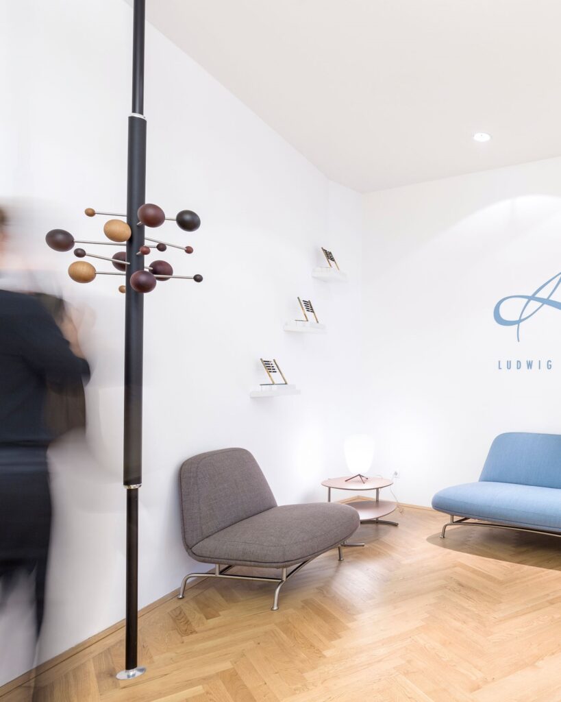 AT16 Osvaldo Borsani, Kleiderständer mit Holzkugeln, Kleiderständer Designklassiker